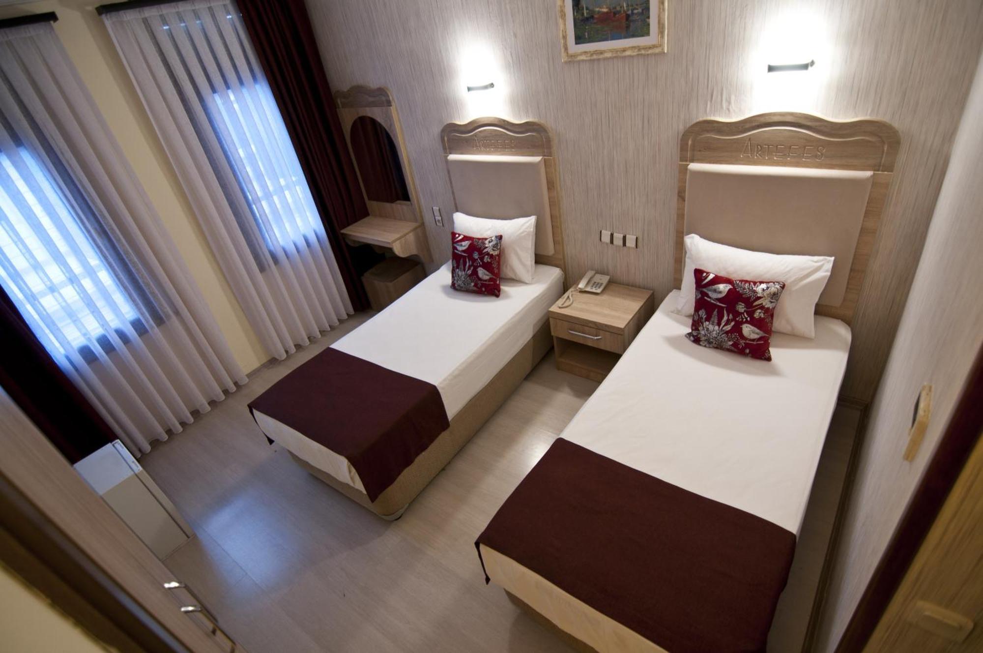Hotel Artefes Old 4*