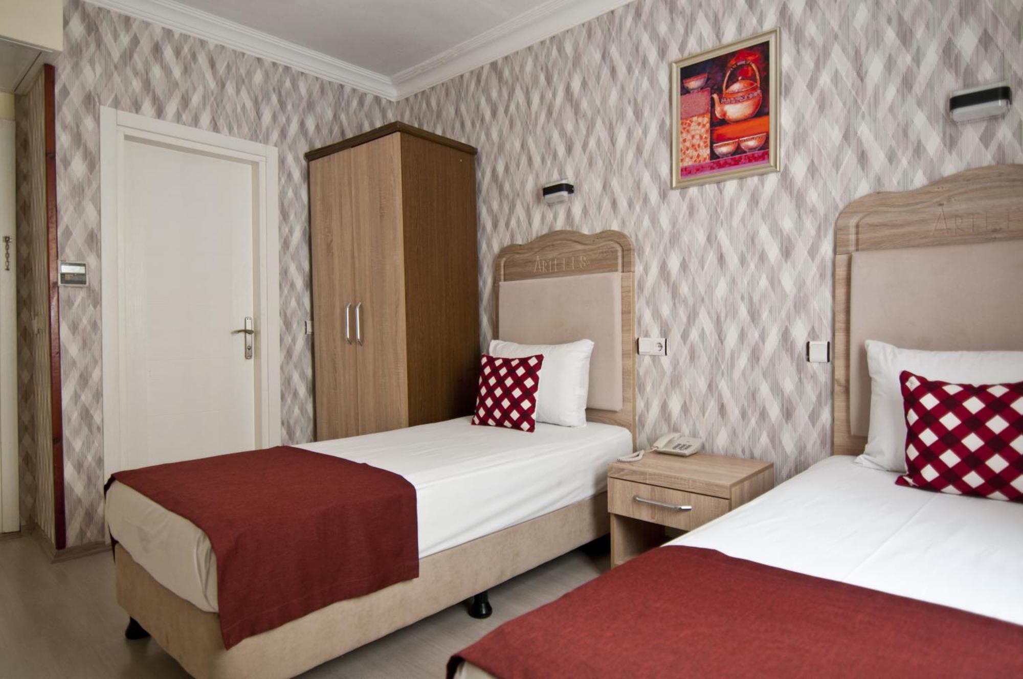 Hotel Artefes Old 4*